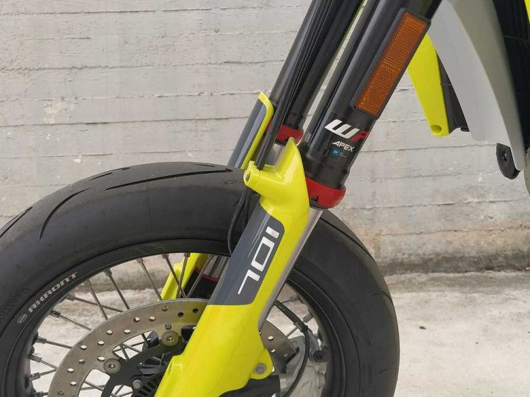 Husqvarna 701 Supermoto - immagine 1