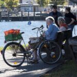 Uomo anziano esamina la sua patente di guida, preoccupato per il nuovo limite di età europeo.