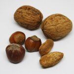 Noci fresche su un tavolo, simbolo di salute per cuore e cervello.