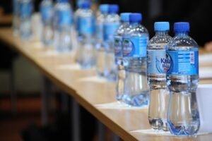 Raffronto tra bottiglie di acqua minerale da evitare al supermercato.