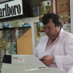 Immagine di un tabaccaio con biglietti Gratta e Vinci e un cliente che ascolta consigli.