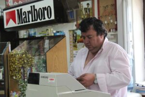 Immagine di un tabaccaio con biglietti Gratta e Vinci e un cliente che ascolta consigli.