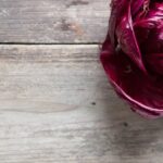 Radicchio amaro fresco su un tavolo, simbolo di rigenerazione cellulare e disintossicazione.