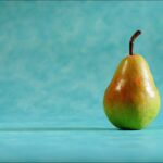 Una ciotola di pere fresche su un tavolo, simbolo dei benefici per la glicemia.