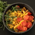 Pasta con verdure fresche e legumi per abbassare la glicemia, piatto sano e nutriente.