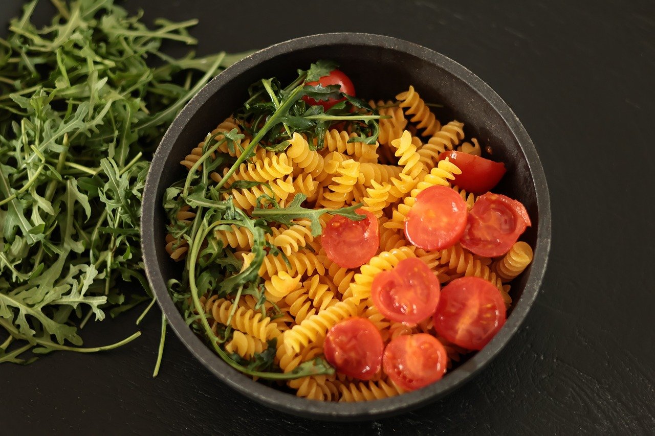 Pasta con verdure fresche e legumi per abbassare la glicemia, piatto sano e nutriente.