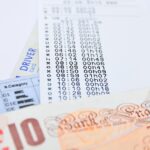 Uomo anziano sorridente controlla documenti auto, rappresentando esenzione bollo per over 70 nel 2026.