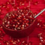 Semi di melograno freschi in un piatto, pronti per essere consumati.