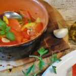 Pasta con peperoni e burrata, piatto estivo colorato e appetitoso.