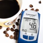 Caffè con una spolverata di cannella, simbolo di salute e equilibrio glicemico.