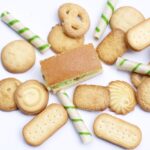 Biscotti confezionati con alto contenuto di zucchero, evidenziati in un articolo sulla salute infantile.