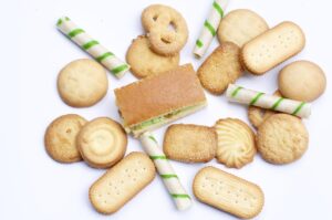 Biscotti confezionati con alto contenuto di zucchero, evidenziati in un articolo sulla salute infantile.