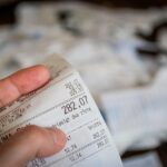 Immagine del jackpot del Superenalotto con cifra record evidenziata su uno sfondo colorato.