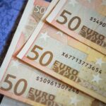 Banconote rare da 50 euro in esposizione, potenzialmente valutate fino a 3.000 euro.