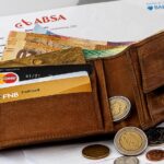 Uomo anziano che consulta un documento sulla cancellazione del canone RAI.