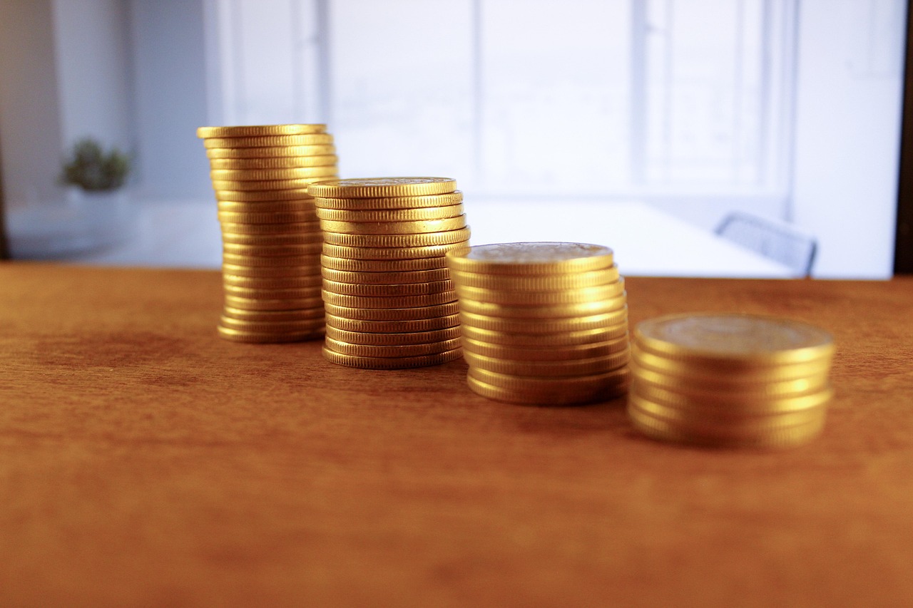 Giovane professionista riflette sulle opzioni di pensionamento con 20 anni di contributi.