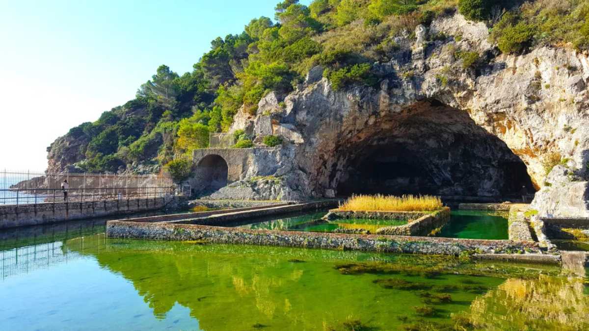 Piscina naturale siciliana con acque cristalline e paesaggio mozzafiato.
