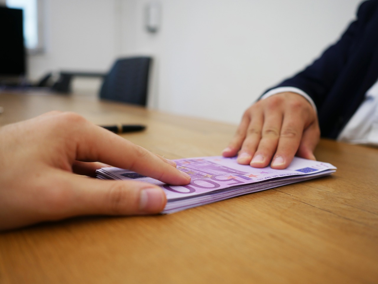 Grafico informativo sulle pensioni minime 2026 e rimborsi per chi guadagna meno di 600€.