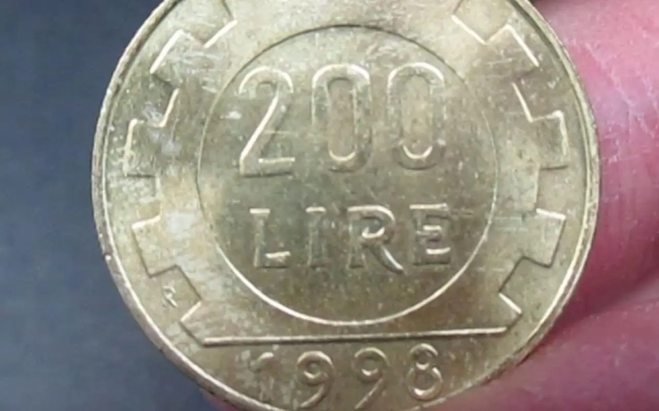 Moneta da 500 lire bimetalliche, simbolo di valore collezionistico, su sfondo neutro.