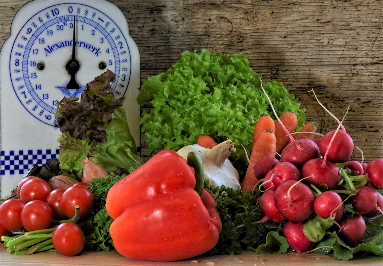 Tre cibi salutari su un tavolo, ideali per stimolare il metabolismo lento.